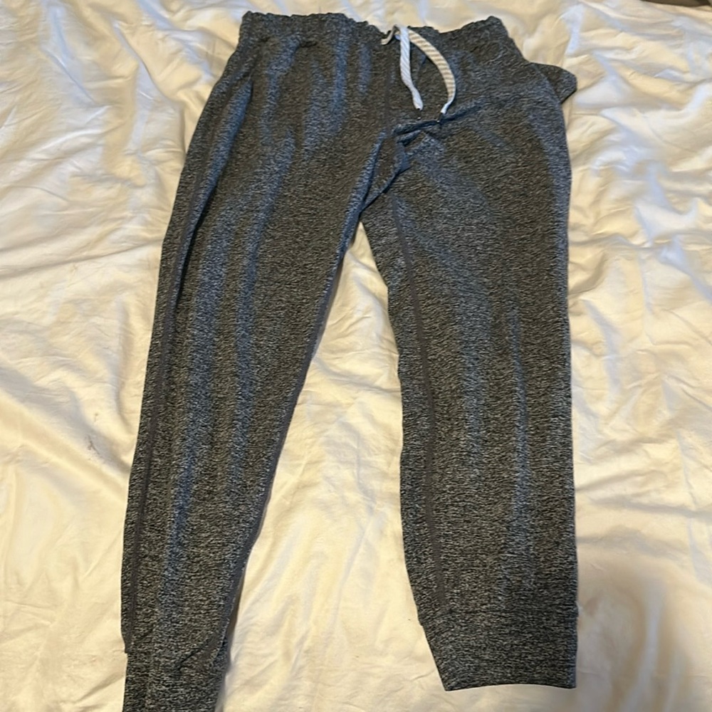 Vuori cropped joggers in gray